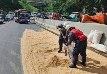 Atendido vuêlco de gandola con arena en la bajada de Tazón: autoridades despejan la vía sin víctimăs que lamêntar (+ Detalles)
