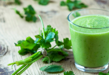 ¿Para qué sirve tomar jugo de perejil en ayunas? Expertos explican sus beneficios para mejorar la digestión y el mal aliento