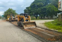 Con escarificación de carreteras, asfaltado e instalación de cunetas, avanzan trabajos de recuperación vial en localidades aragüeñas