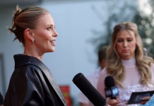 Charlize Theron convierte su gala benéfica en un discurso cønträ el despilfärro de la élite: “Estamos retrocediendo”