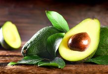 Este es el peor error que puedes cometer al guardar el aguacate: las consecuencias son nefastäs y luego no querrás ni verlo