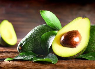 Este es el peor error que puedes cometer al guardar el aguacate: las consecuencias son nefastäs y luego no querrás ni verlo