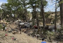 Sube a 120 el número de muertös por las inundaciones en Texas y 170 personas permanecen desaparecidas