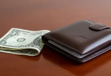 ¿Quieres atraer más dinero? Esta es la forma adecuada para doblar los billetes en la cartera