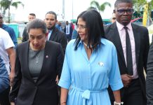 Delcy Rodríguez participa en la juramentación de la primera mujer en la presidencia de Surinam