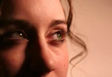 Qué significa que una persona desvíe la mirada al hablar, según la psicología (+ Detalles)