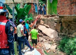 Ocho personas, incluyendo dos menores de edad resultaron heridäs tras el colapso de un puente en Baruta