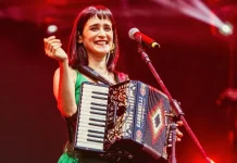 La cantante mexicana Julieta Venegas fue premiada en España por su compromiso social