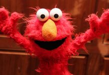 Hacke@n la cuenta de Elmo en X con mensajes antisemitäs, räcist@s y teorías conspirativäs: las publicaciones fueron borradas minutos después