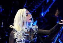 La cantante estadounidense Lady Gaga sufre una aparatosa caída durante uno de sus conciertos en Las Vegas (+ Detalles)