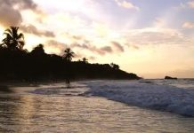 Playa Corrales: Un destino ideal para disfrutar del mar Caribe y un paraíso para deportes acuáticos (+ Fotos)