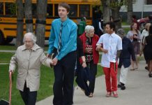Jóvenes de un colegio en Canadá organizan un baile anual para abuelos y conmueven al mundo