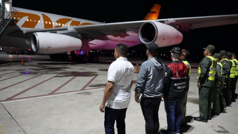 Arribó al país un nuevo vuelo del plan Vuelta a la Patria proveniente de Estados Unidos con más de 200 migrantes
