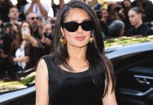 La actriz Salma Hayek deslumbró en París en el desfile de Balenciaga con un estilo inspirado en los años 50