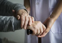 Científicos hallan posible vínculo entre virüs común y el desarrollo de la enfermedäd de Párkinson