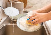 Por qué recomiendan lavar los platos con sal y cuál es su poderoso efecto: puede ser más eficaz que usar detergente tradicional (+ Detalles)