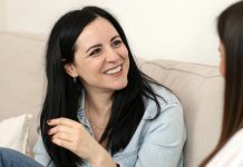 Qué significa tocarse el pelo al hablar con otra persona: este gesto puede revelar algunas claves sobre nuestro estado (+ Detalles)