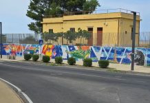 El artista venezolano Oscar Olivares hizo el mural ecológico con tapas de botella más grande de Europa (+ Fotos)