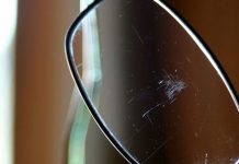 No más cristales rayados en los lentes: el truco para arreglarlo con solo 2 ingredientes de cocina (+ Detalles)