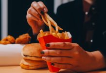 ¿Por qué a los humanos nos apetece la comida chatarrä en tiempos de incertidumbre? Esto dicen los expertos
