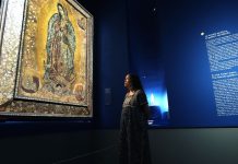 La intérprete Natalia Lafourcade cantó ante un cuadro de la Virgen de Guadalupe en el Museo del Prado