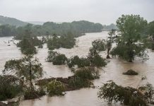 Inundacionës y condiciones climáticas extremas en Texas dejan más de 80 muertös, entre ellos 28 niñös
