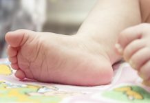 El pie plano no es una alarmä: expertos explican por qué caminar descalzo es clave para el desarrollo del arco plantar