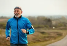 Este es el deporte de las personas más longevas: alargas tus años de vida y te permite estar socialmente conectado