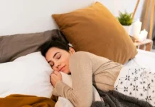 ¿Quieres retrasar tu envejecimientö? Cambia desde hoy esta posición al dormir: le hace gran daño a la salud de tu piel