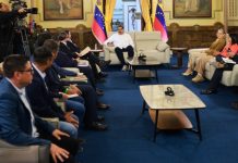 Presidente Nicolás Maduro recibe a los alcaldes de oposición electos en los comicios del 27 de julio en el Palacio de Miraflores