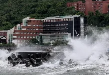 Miles de personas evacuadas en Taiwán ante la llegada del tifón Podul con fuertes olas y vientos en gran parte del sureste (+ Detalles)