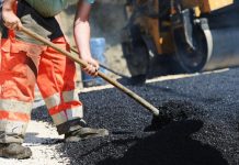 Avanza la colocación de 180 toneladas de asfalto entre la prolongación de la Av. San Martín y Bloque de Armäs