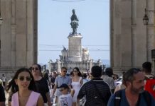 Portugal mantiene desplegados a más de 1.700 bomberos en los principales incêndios (+ Detalles)
