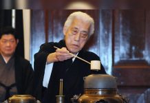Făllĕcĕ a los 102 años Sen Genshitsu, el gran maestro japonés del té y embajador cultural mundial