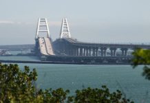 Rusia frůstra un atĕntădø con coche bømbă planeado por Ucrania contra el estratégico puente de Crimea y refuerza medidas de seguridad en la región