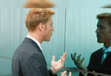 Hablar solo en voz alta: el hábito sorprendente que puede potenciar tu mente y concentración