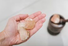 Cómo usar la piedra de alumbre para atenuar arrugas y dar firmeza natural en la piel (+ Detalles)