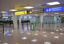 La insólita decisión de una pareja para no perderse sus vacaciones al ver que su hijo tenía el pasaporte vencido