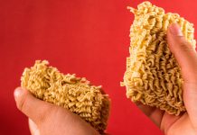 La muertë de un joven en Egipto alertä sobre los peligrös de consumir fideos instantáneos crudos (+ Detalles)