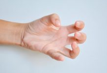 Descubre cuáles son los síntomas del trastörno neurológico denominado distonía y cual es su tratamiento (+ Detalles)