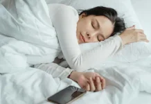 El hábito que muchos tienen al dormir que puede acelerar los signos del envejêcimiento, según una experta (+ Detalles)
