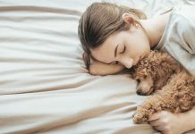 Algunas mujeres duermen mejor junto a sus perros que junto a sus parejas hombres, según estudios