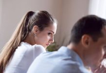 Cómo detectar a una persona mentïrosa durante los 5 primeros minutos de conversación, según la psicología (+ Detalles)