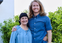 Joven se dejó crecer el cabello durante dos años para hacerle un peluca a su madre con Cáncër (+ Detalles)