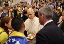 Joven venezolano logró entregar un regalo al Papa León XIV durante el Jubileo de la Juventud en el Vaticano