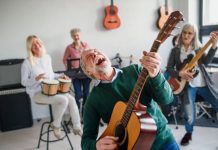 Aprender a tocar un instrumento musical después de los 40 años podría prevenir el deteriorö cognitivo, según estudios