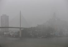 Colapso en la capital de Vietnam debido a las torrenciales lluvias que inundaron la ciudad