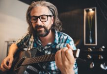 Aprender a tocar un instrumento musical después de los 40 ayuda a revertir el envejecimiento cerëbral (+ Detalles)