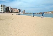 Autoridades en Lecheria instan a las personas a no entrar a las playas por el alto oleaje