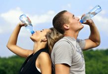 Expertos en nutrición deportiva aclaran si es necesario beber agua con electrolitos tras hacer ejercicio